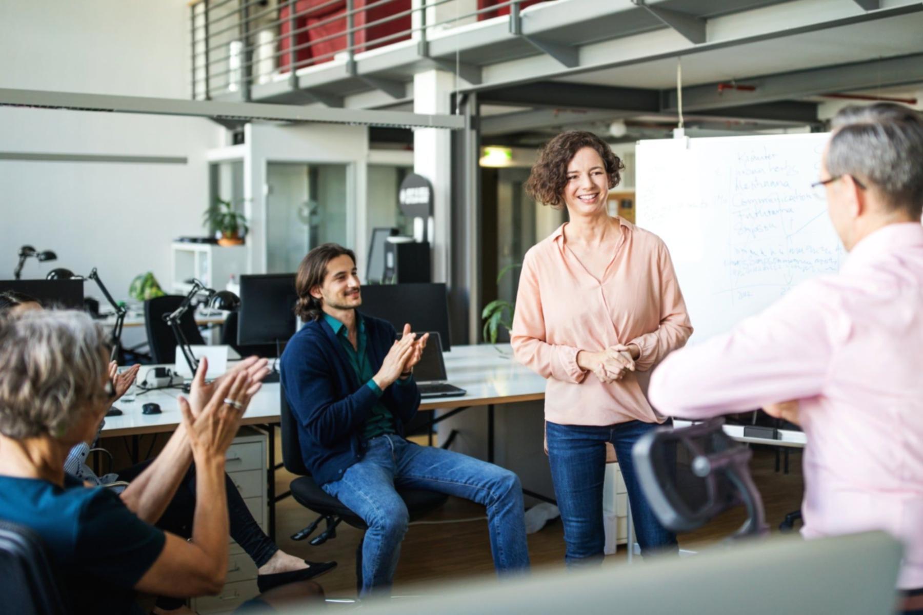 Kursmaterial och anteckningar utlagda på ett bord under en arbetsgrupp